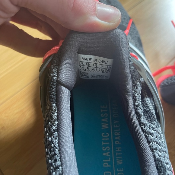 Women’s Adidas UltraBoosts - Picture 4 of 4